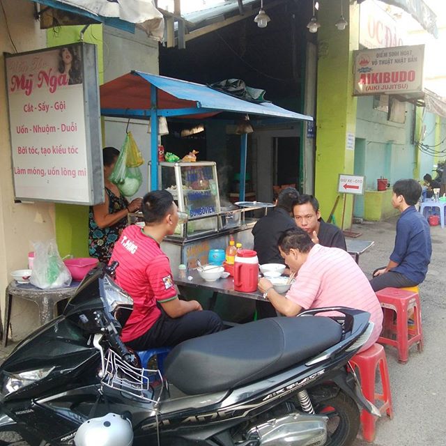 うさぎやの近くでは朝からたくさんの屋台が出ています。うさぎやではお客様にに朝食をご提供していますが、たまにはローカルな屋台の朝ごはんもオススメします。ベトナムの朝ごはんと言えばフォーやバインミー(ベトナムサンドイッチ)が有名ですが、ホーチミンでは圧倒的にフーティウという麺料理が人気です。フォーと違ってコシのある細麺はきっとやみつきになりますよ。ホーチミンのローカルな屋台を楽しんでみてはどうですか??.ホーチミンの日本人ゲストハウス兎家(うさぎや)ゲストハウスusagiyah.com.#usagiyah #兎家 #兎家ゲストハウス #うさぎや #日本人宿 #ゲストハウス #ドミトリー #Guesthouse #ベトナム #Vietnam #ホーチミン #バックパッカー #バックパッカー女子 #一人旅 #海外旅行 #旅好きの人と繋がりたい #朝ごはん #朝食 #ローカル屋台 #屋台 #フーティウ #フォー #バインミー