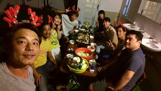 メリークリスマス!Merry X'mas!暑い夏の国、ホーチミンから♪.ホーチミンの日本人ゲストハウス兎家(うさぎや)ゲストハウスusagiyah.com.#usagiyah #兎家 #兎家ゲストハウス #うさぎや #日本人宿 #ゲストハウス #ドミトリー #Guesthouse #ベトナム #Vietnam #ホーチミン #バックパッカー #バックパッカー女子 #一人旅 #海外旅行 #旅好きの人と繋がりたい #出会い #メリークリスマス #クリスマスイブ #クリスマス #BBQ #夏の国 #X'mas