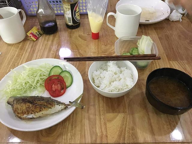 うさぎや食堂。初めてお客様に日本食の朝食を提供いたしました。40,000VND（約200円）の焼き魚定食。日本人のお客様が多かったのもあり、10食以上販売しました！これからも不定期に日本食朝食を提供していく予定です。うさぎやにお越しの際は日本食の朝食もお楽しみくださいm(_ _)m.ホーチミンの日本人ゲストハウス兎家（うさぎや）ゲストハウスusagiyah.com.#usagiyah #兎家 #兎家ゲストハウス #うさぎや #日本人宿 #ゲストハウス #ドミトリー #Guesthouse #ベトナム #Vietnam #ホーチミン #バックパッカー #バックパッカー女子 #一人旅 #海外旅行 #旅好きの人と繋がりたい #出会い #朝食 #日本食 #焼き魚定食 #味噌汁 #お漬け物