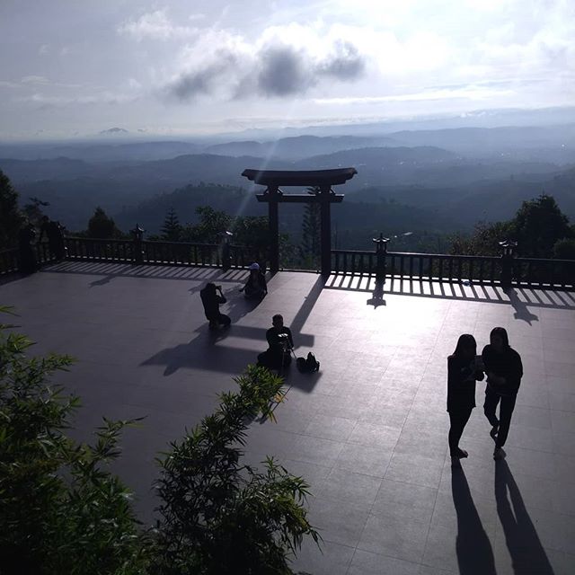 早朝からバオロックの山の上にあるお寺へ。ホテルかバイクで30分、バイクを置いて山道を歩くこと15分。山頂のお寺は日本のお寺と神社をミックスしてベトナムスパイスをかけたようなお寺でした。いろいろツッコミどころはありましたが、景色には満足です･:*+.(( °ω° ))/.:+.ホーチミンの日本人ゲストハウス兎家（うさぎや）ゲストハウスusagiyah.com.#usagiyah #日本人宿 #ゲストハウス #ドミトリー #Guesthouse #ベトナム #Vietnam #ホーチミン #hochiminh #バックパッカー #backpacker #girlstravel #タビジョ #バックパッカー女子 #一人旅 #海外旅行 #海外 #旅好きの人と繋がりたい #フォトジェニック #photogenic #インスタ映え #インスタジェニック #お寺 #神社 #山頂 #絶景 #ミックス #ツッコミどころ満載