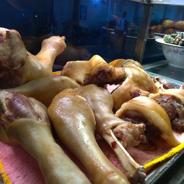 ベトナムには日本にはあまりない食材があります。うさぎやから歩いて2分ほどのレストラン。すごく近いのにまだ一度も行ったことがありません。なぜならこのお店、犬料理のお店だからです▼･ω･▼ ﾜﾝｯ☆中国に続いて世界2位の犬肉消費国ベトナム。ですが、犬肉を食べる習慣があるのは北部の人だといいます。南部の人で食べる人は少ないとのこと。でもうさぎやのお客様は好奇心旺盛！時々みんなで犬肉を食べに行かれます！犬肉は普通のレストランよりちょっと高め(´⊙ω⊙`)ひと皿80,000-90,000VND(約400-450円)くらい。味は意外と美味しく、ちょっと臭みはあるものの付け合せの野菜と一緒に食べれば気になることはありません♪ベトナム人は犬肉は精力剤と言っていますので、女性だけで食べに行くときは注意してくださいね(^_-)-☆.ホーチミンの日本人ゲストハウス兎家（うさぎや）ゲストハウスusagiyah.comLINE ID: usagiyahご予約、お問い合わせはLINEからでもOKです♪.#usagiyah #日本人宿 #ゲストハウス #ドミトリー #Guesthouse #ベトナム #Vietnam #ホーチミン #hochiminh #バックパッカー #backpacker #girlstravel #タビジョ #バックパッカー女子 #一人旅 #海外旅行 #海外 #旅好きの人と繋がりたい #フォトジェニック #photogenic #インスタ映え #インスタジェニック #ベトナム料理 #ローカル料理 #犬 #犬肉 #ハノイ #ゲテモノ