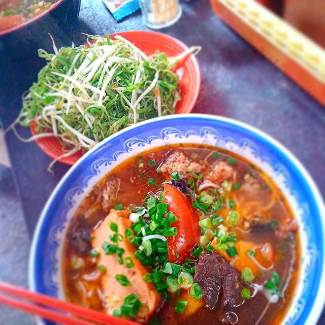 うさぎやから歩いてちょっと。グエンチャイ通りに出たところにある麺料理屋台に行ってみました。うちのスタッフが美味しいって何度もテイクアウトしてくるので、ランチに食べに行ってみました。ブンリュウというスープにバンカンという麺を入れて食べます。ブンリュウはカニ出汁のスープでとても味が濃く、麺に絡んでめちゃめちゃ美味しい！これが屋台で出せる味！？しかも1杯20,000VND(約100円)！ほんとベトナムの屋台はレベル高いなぁ。.ホーチミンの日本人ゲストハウス兎家（うさぎや）ゲストハウスusagiyah.comLINE ID: usagiyahご予約、お問い合わせはLINEからでもOKです♪.#usagiyah #日本人宿 #ゲストハウス #ドミトリー #Guesthouse #ホーチミンゲストハウス #Vietnam #ホーチミン #hochiminh #バックパッカー #backpacker #girlstravel #タビジョ #バックパッカー女子 #一人旅 #旅行 #海外 #旅好きの人と繋がりたい #フォトジェニック #photgenic #インスタ映え #インスタジェニック #ブンリュウ #バンカン #フォー #ベトナム料理 #屋台 #カニ